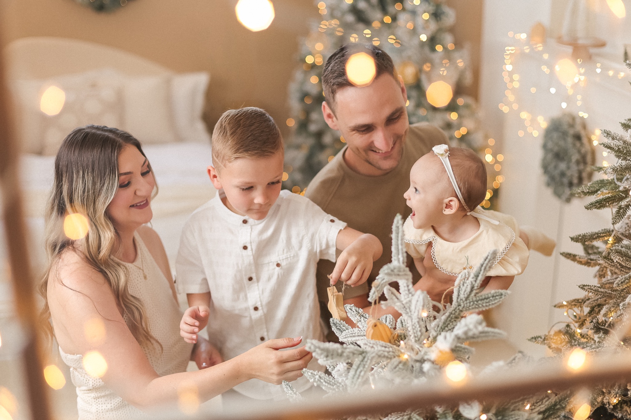 Família celebrando o Natal no estúdio João & Marina Fotografia